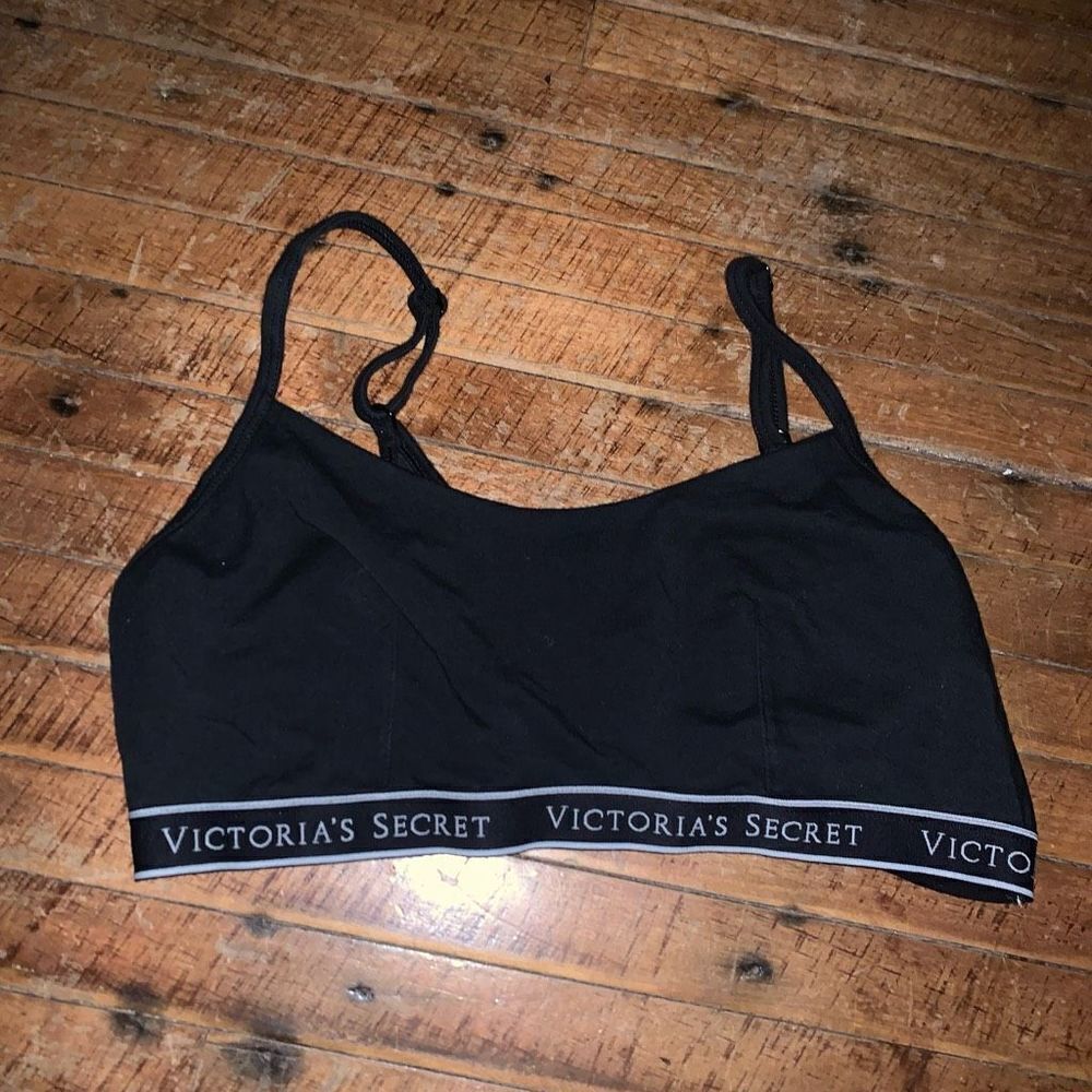Victoria’s Secret black & white wireless S sports low impact bra